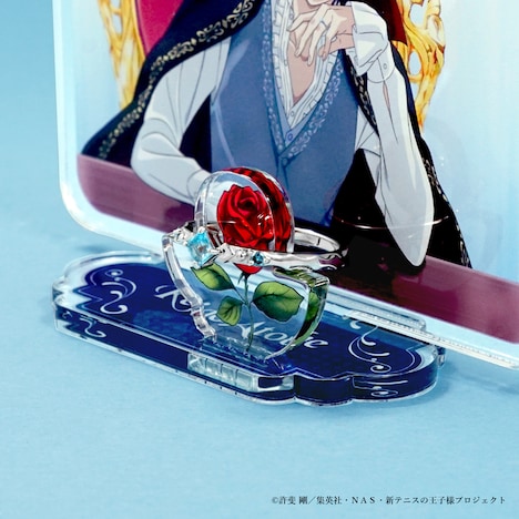 「描き下ろしアクリルリングスタンド」のバラのパーツに、リングをかけた様子。