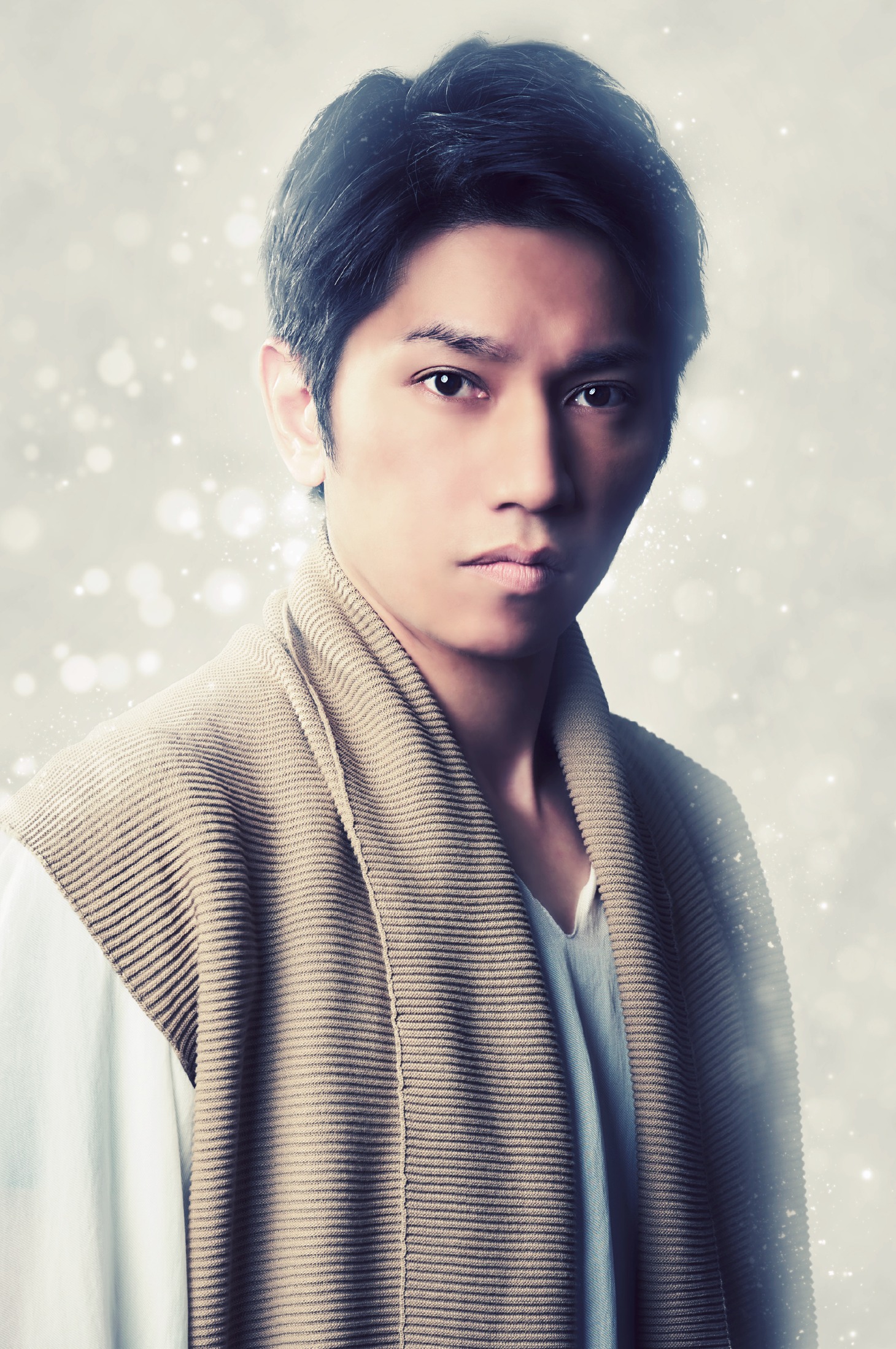 山本佳志扮する月城。