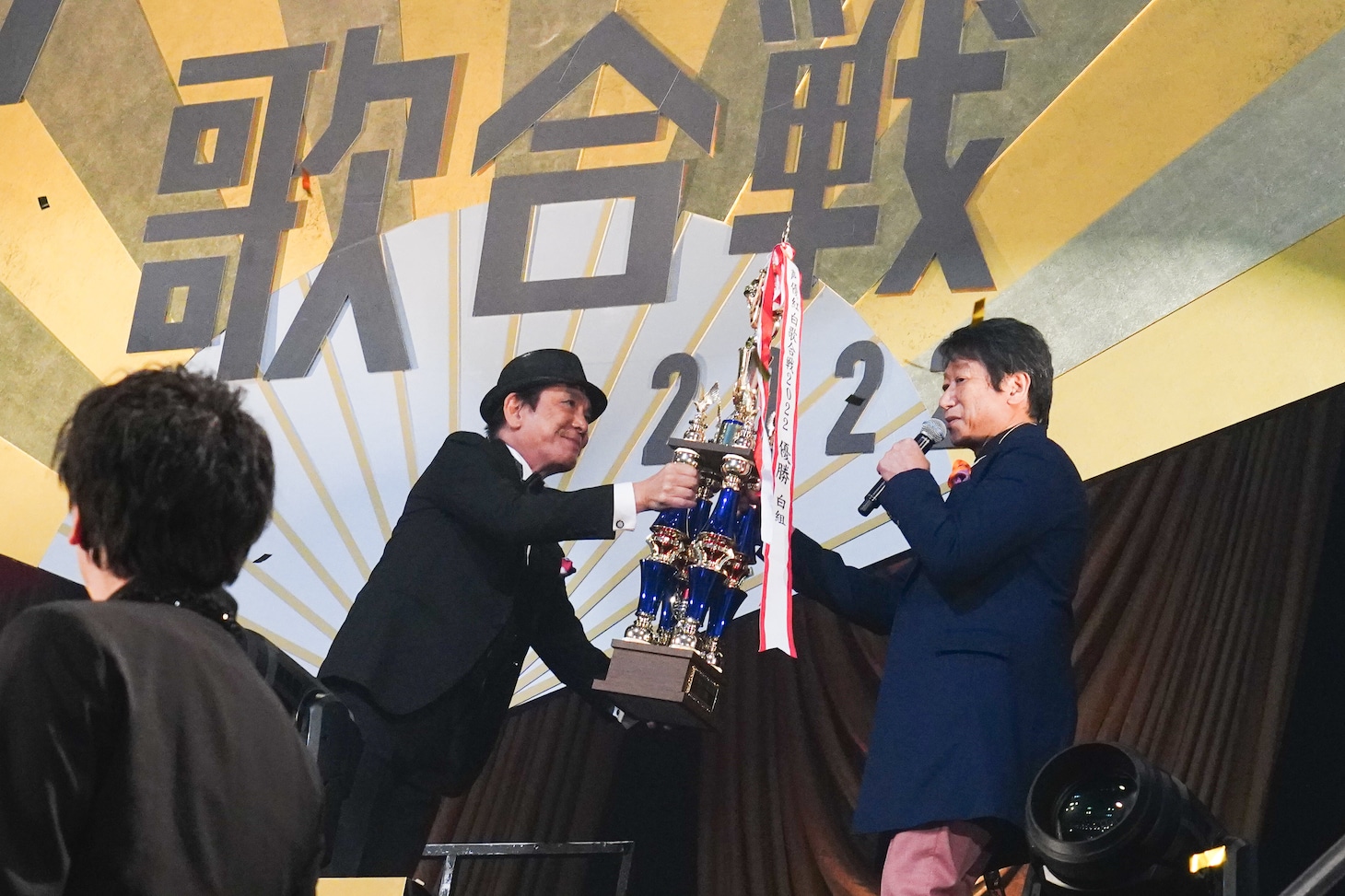 トロフィー授与の様子。