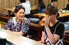 広瀬アリスが焼き鳥屋でビール楽しむ、ドラマ「失恋めし」の場面写真が到着