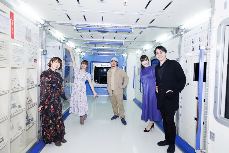 日本科学未来館内の国際宇宙ステーション（ISS）前にて。左から藤原夏海、和氣あず未、磯光雄、MCを務めた榎本麗美、ゲストの成田悠輔。