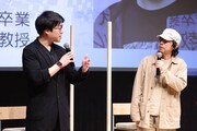 左から成田悠輔氏、磯光雄監督。