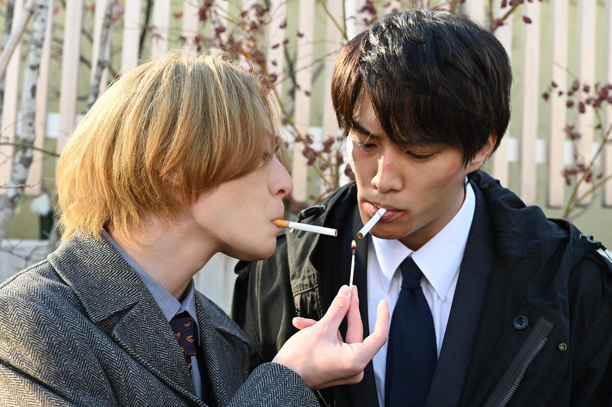 ドラマ ケイ ヤク 一狼と獅郎が1本のマッチでタバコに火をつける場面写真 コミックナタリー