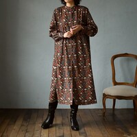 スタンドカラーワンピースの着用イメージ。