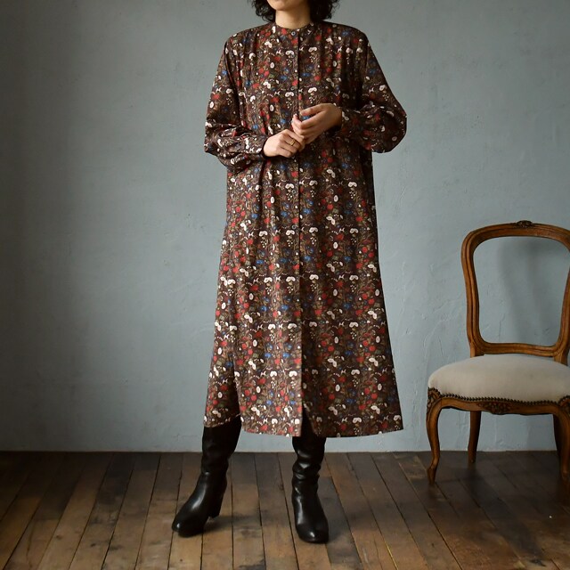 スタンドカラーワンピースの着用イメージ。