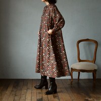 スタンドカラーワンピースの着用イメージ。