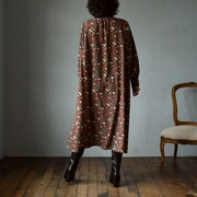 スタンドカラーワンピースの着用イメージ。