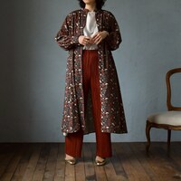 スタンドカラーワンピースの着用イメージ。