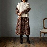 スタンドカラーワンピースの着用イメージ。