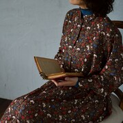 スタンドカラーワンピースの着用イメージ。