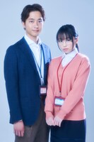 左から佐藤寛太扮する名取香太郎、大原優乃扮する八重島麻子。