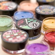 TVアニメ「鬼滅の刃」をモチーフにしたアイシャドウ。