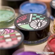 TVアニメ「鬼滅の刃」をモチーフにしたアイシャドウ。