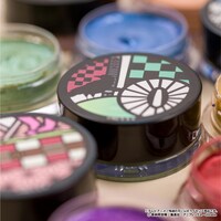 TVアニメ「鬼滅の刃」をモチーフにしたアイシャドウ。