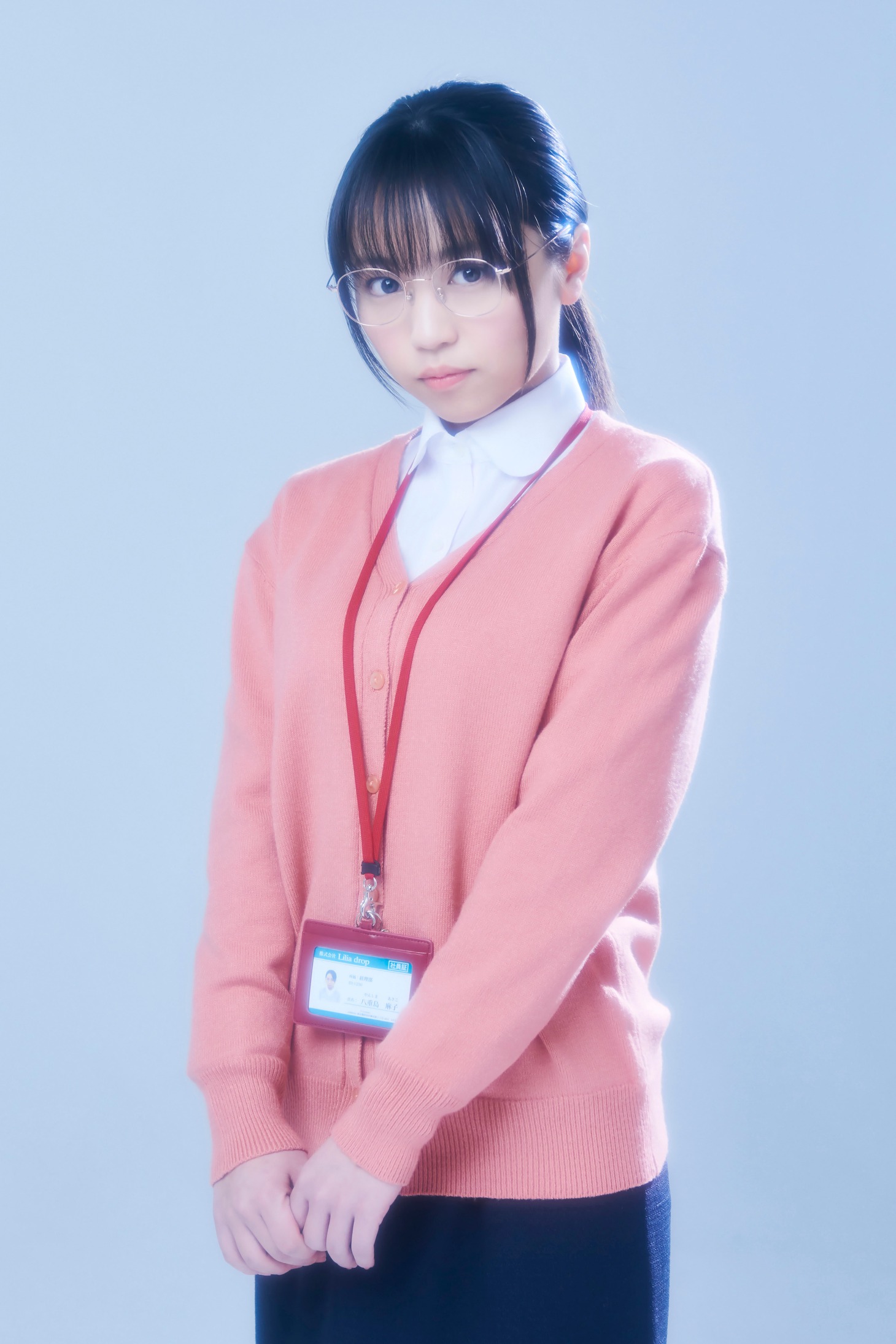 大原優乃扮する八重島麻子。