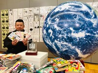 ケンドーコバヤシ（左）と、巨大な地球の姿で出演した魚豊。