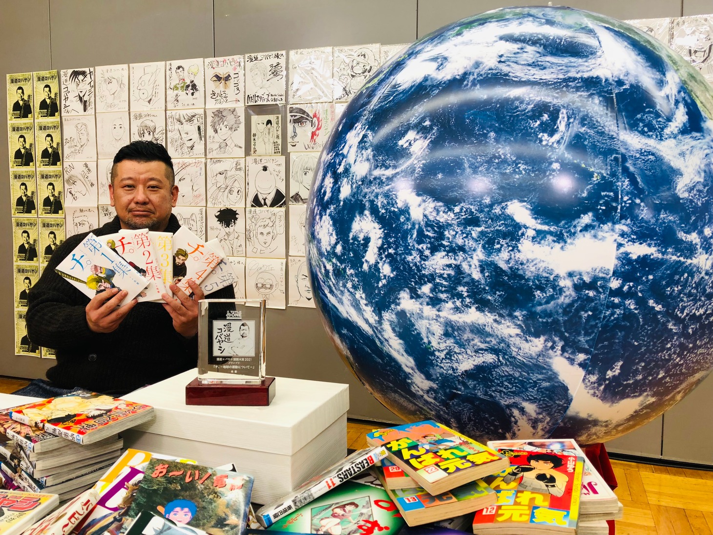 ケンドーコバヤシ（左）と、巨大な地球の姿で出演した魚豊。