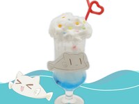スペシャルドリンク「シーにゃん」。ラムネシロップとブルーゼリーで川や海を表現している。ストローの色はランダム。