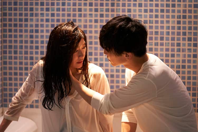 Netflix配信ドラマ 金魚妻 場面写真を公開 さくらに優しく触れる春斗 コミックナタリー Netflix配信ドラマ 金魚妻 場面写真を公開 さくらに優しく触れる春斗 コミックナタリー