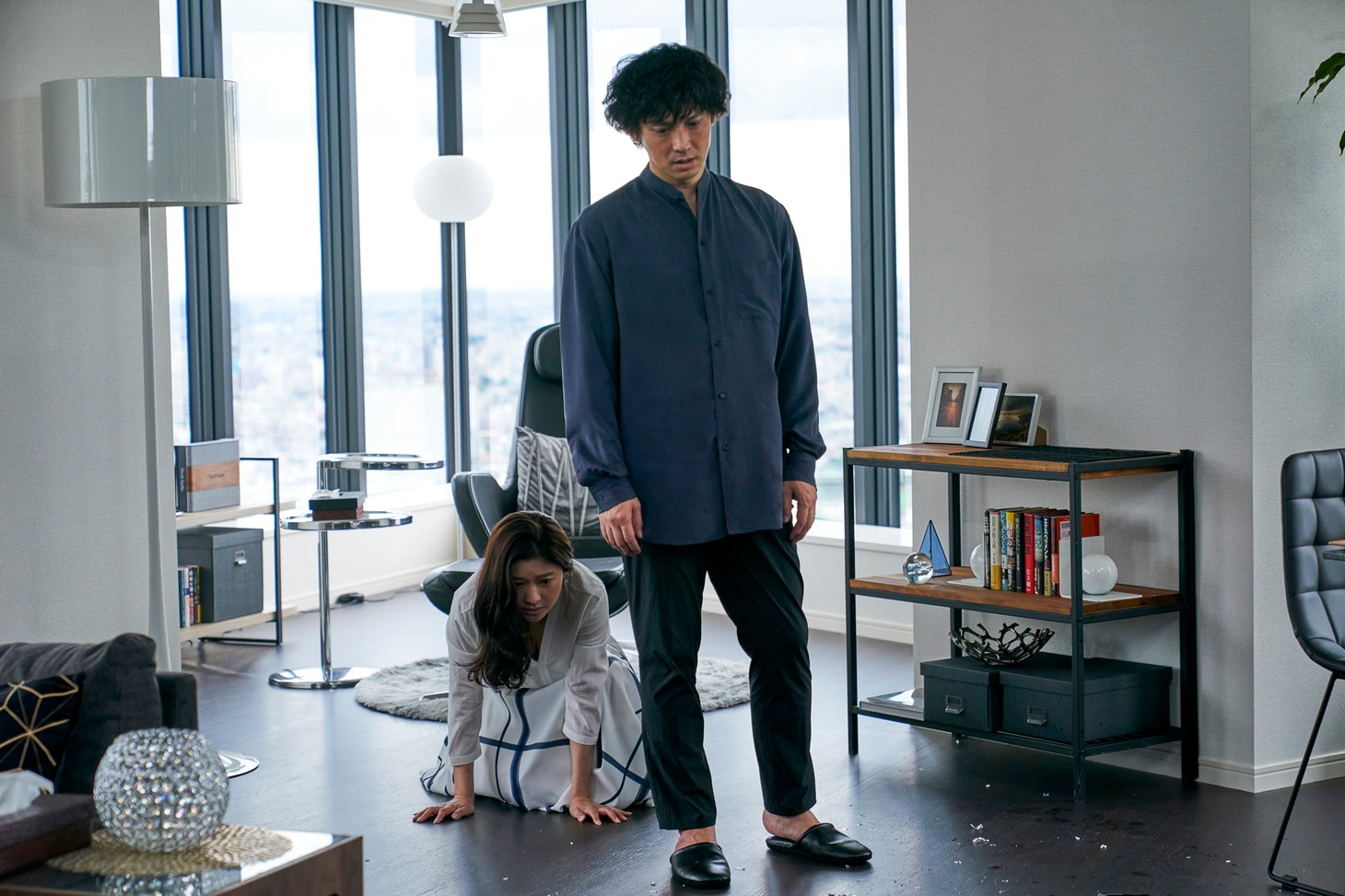 Netflixシリーズ「金魚妻」の場面写真。