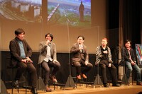 左から谷口悟朗監督、橋本裕之監督、スロウカーブの米森裕人氏、ポリゴン・ピクチュアズの上村涼介氏、スクウェア・エニックスの白井慎一氏。