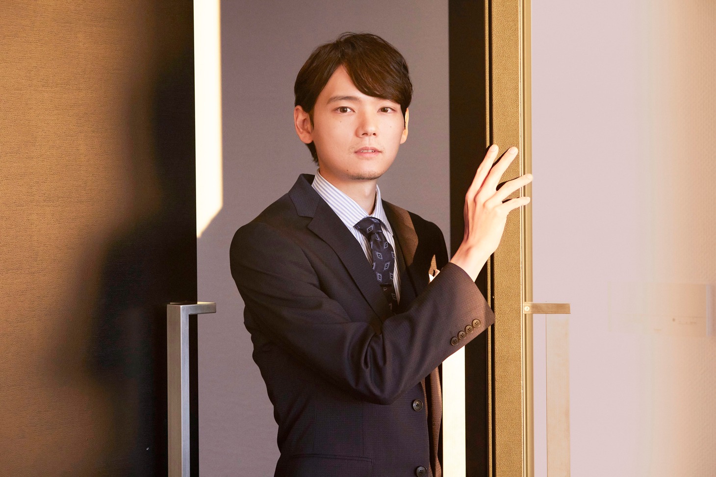 出野司役の古川雄輝。 (c)「liar」製作委員会