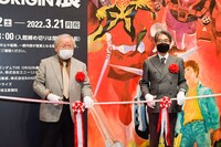 テープカットの様子。