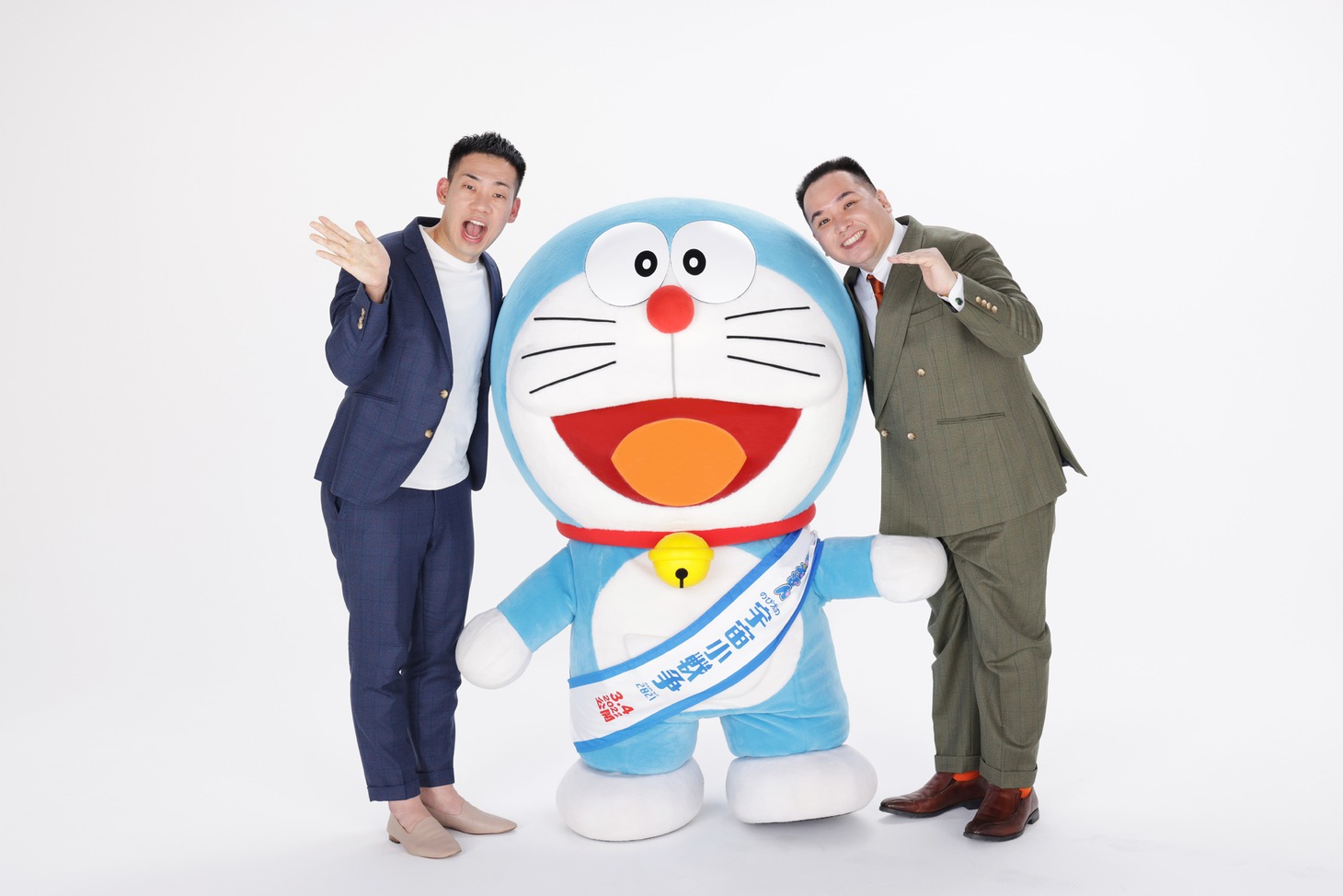 左から駒場孝、ドラえもん、内海崇。