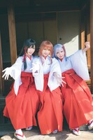 左から伊織もえ、えなこ、篠崎こころ。撮影 / 藤本和典、衣装・ヘアメイク / 株式会社リアラ、デザイン / 坂上和也（banjo）