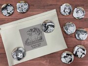 限定グッズ付き入場券の特典イメージ。缶バッジは全5種になり、ランダムで付属する。