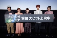オリジナルアニメ「地球外少年少女」前編初日舞台挨拶の様子。左から磯光雄監督、和氣あず未、藤原夏海、小野賢章、赤崎千夏。