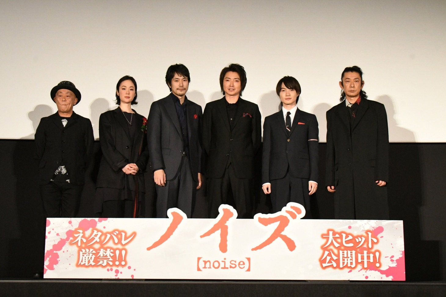 実写映画「ノイズ」初日舞台挨拶の様子。左から廣木隆一監督、黒木華、松山ケンイチ、藤原竜也、神木隆之介、永瀬正敏。