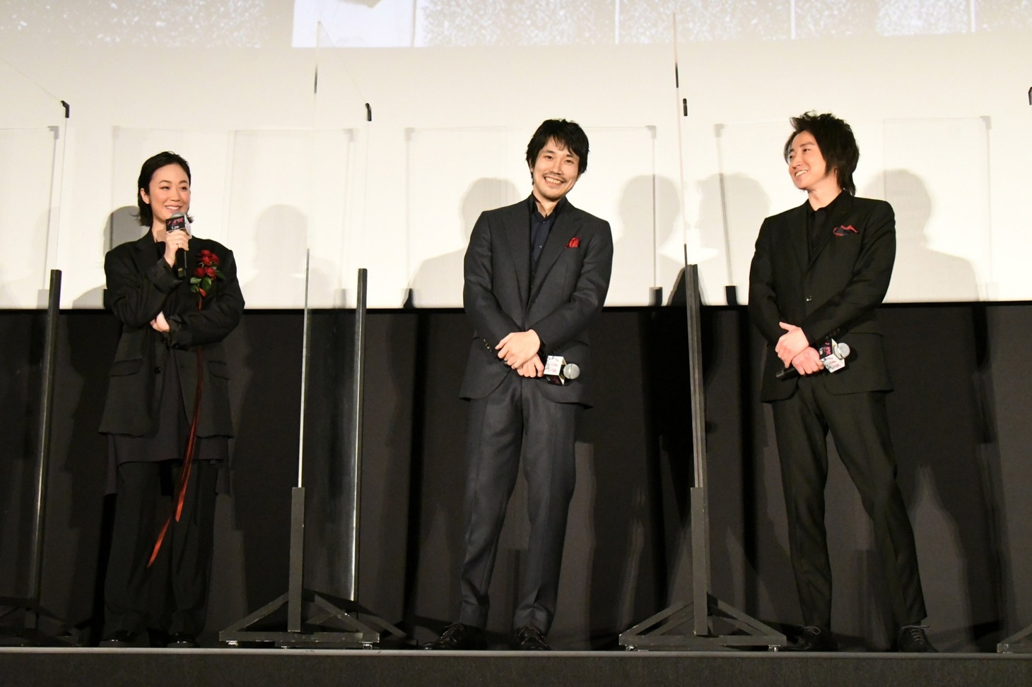 左から黒木華、松山ケンイチ、藤原竜也。