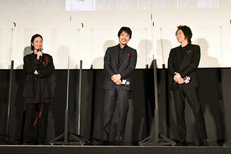 左から黒木華、松山ケンイチ、藤原竜也。
