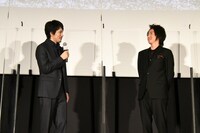 左から松山ケンイチ、藤原竜也。