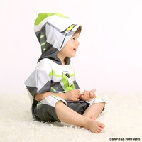 ワイルドタイガーのヒーロースーツを再現したロンパースの着用例。