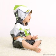 ワイルドタイガーのヒーロースーツを再現したロンパースの着用例。