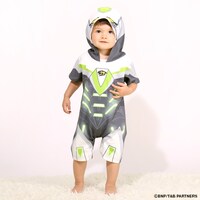 ワイルドタイガーのヒーロースーツを再現したロンパースの着用例。