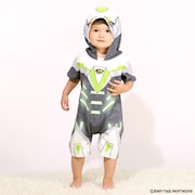 ワイルドタイガーのヒーロースーツを再現したロンパースの着用例。