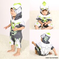 ワイルドタイガーのヒーロースーツを再現したロンパースの着用例。