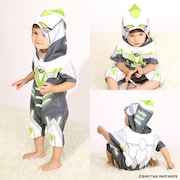 ワイルドタイガーのヒーロースーツを再現したロンパースの着用例。