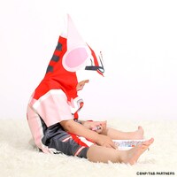 バーナビー・ブルックスJr.のヒーロースーツを再現したロンパースの着用例。