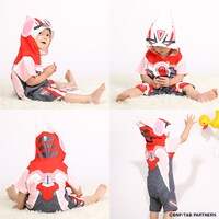 バーナビー・ブルックスJr.のヒーロースーツを再現したロンパースの着用例。