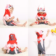 バーナビー・ブルックスJr.のヒーロースーツを再現したロンパースの着用例。