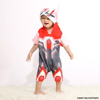 バーナビー・ブルックスJr.のヒーロースーツを再現したロンパースの着用例。