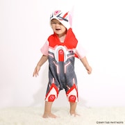 バーナビー・ブルックスJr.のヒーロースーツを再現したロンパースの着用例。