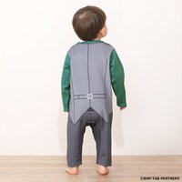 鏑木・T・虎徹の私服を再現したロンパースの着用例。