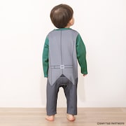 鏑木・T・虎徹の私服を再現したロンパースの着用例。