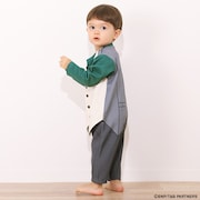 鏑木・T・虎徹の私服を再現したロンパースの着用例。