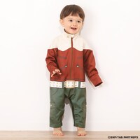 バーナビー・ブルックスJr.の私服を再現したロンパースの着用例。